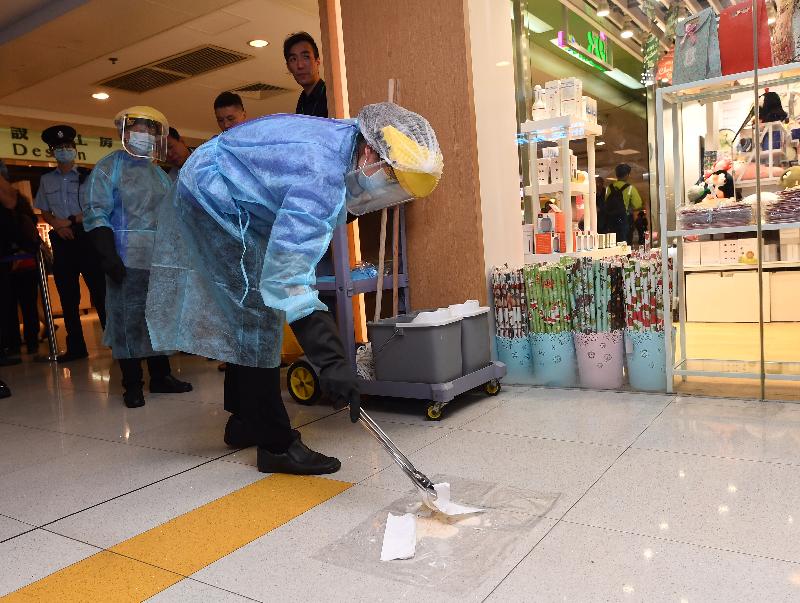 The Government tested its preparedness for possible detection of a novel influenza case today (November 30) during an exercise code-named "Garnet", organised by the Centre for Health Protection of the Department of Health (DH) in collaboration with other government departments and organisations, at Wo Che Plaza, Sha Tin. Photo shows the cleaning services company of the shopping mall operator conducting cleaning and disinfection work in the affected areas under the supervision of personnel from the DH.