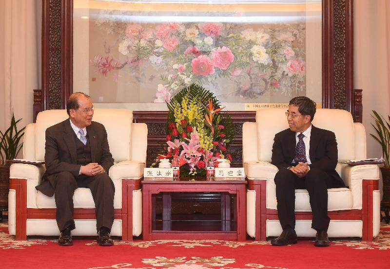 政務司司長張建宗（左）昨日（十一月二十九日）在北京與國家行政學院常務副院長馬建堂會面，就公務員培訓交換意見。