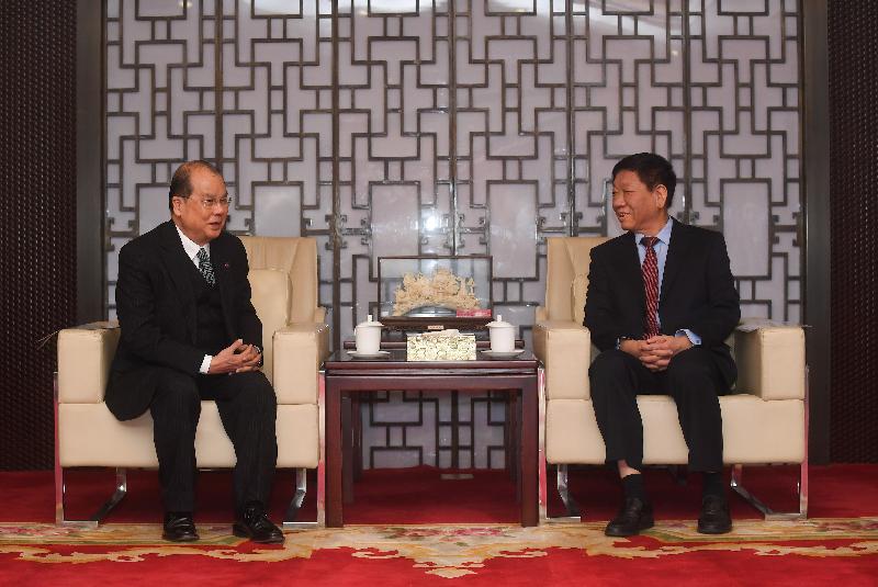 政务司司长张建宗（左）今日（十一月三十日）在北京拜会国家人力资源和社会保障部部长尹蔚民。