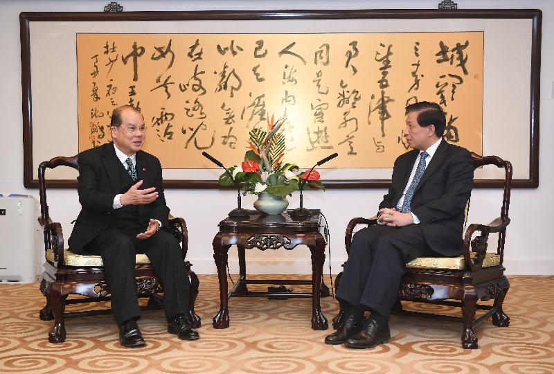 政务司司长张建宗（左）今日（十一月三十日）在北京拜会外交部副部长张业遂。