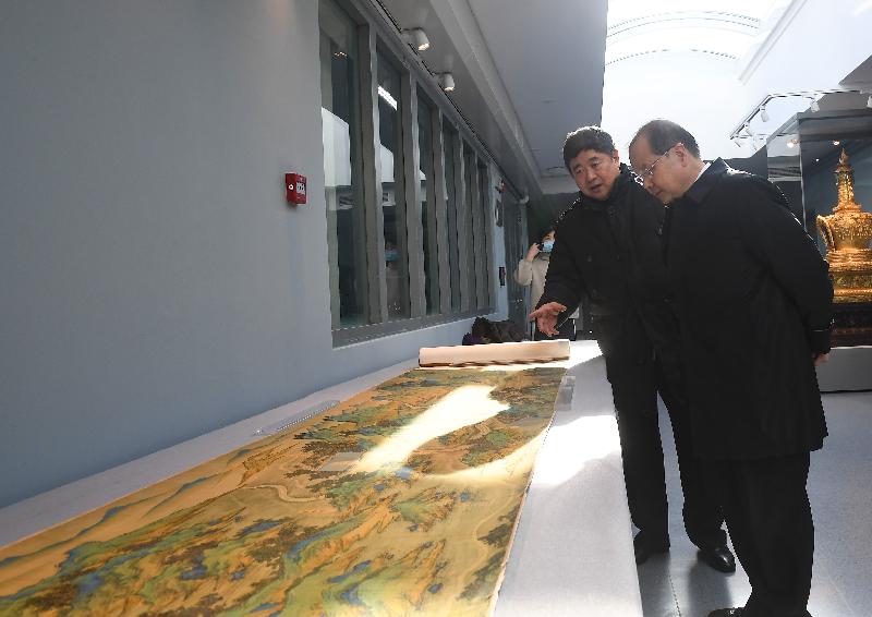 政务司司长张建宗（右）今日（十一月三十日）在故宫博物院院长单霁翔博士（左）陪同下，参观明代古地图《丝路山水地图》。