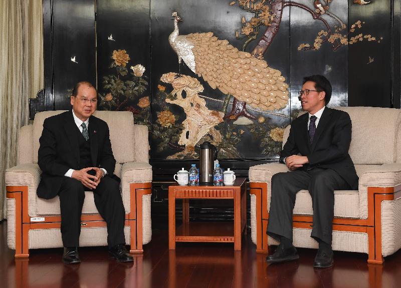 政务司司长张建宗（左）今日（十一月三十日）在北京拜会国务院港澳事务办公室主任张晓明。