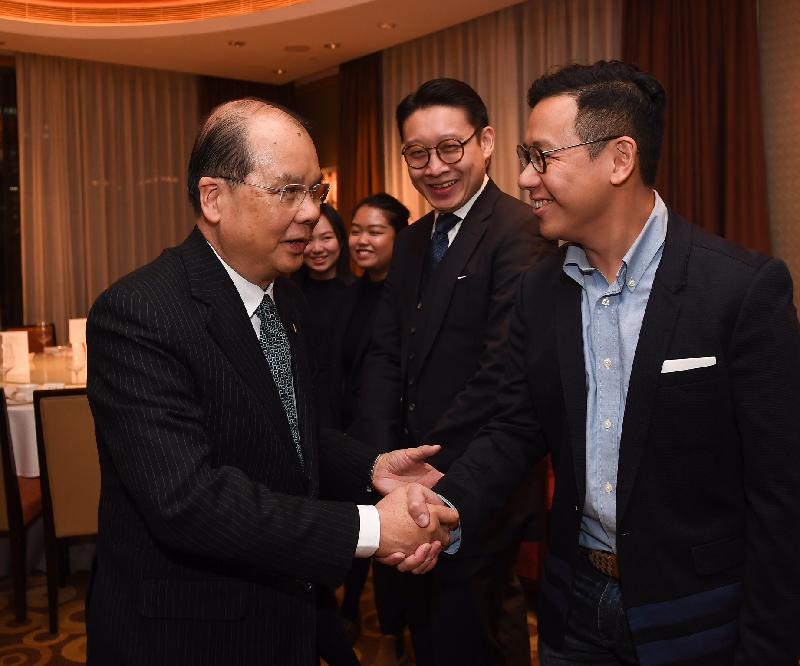 政务司司长张建宗（左一）今日（十一月三十日）在北京与港人团体代表及学生会面。