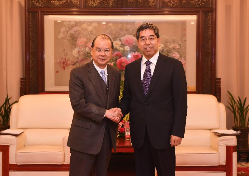 The Chief Secretary for Administration, Mr Matthew Cheung Kin-chung (left), yesterday (November 29) met with the Executive Vice President of the Chinese Academy of Governance, Mr Ma Jiantang, in Beijing.