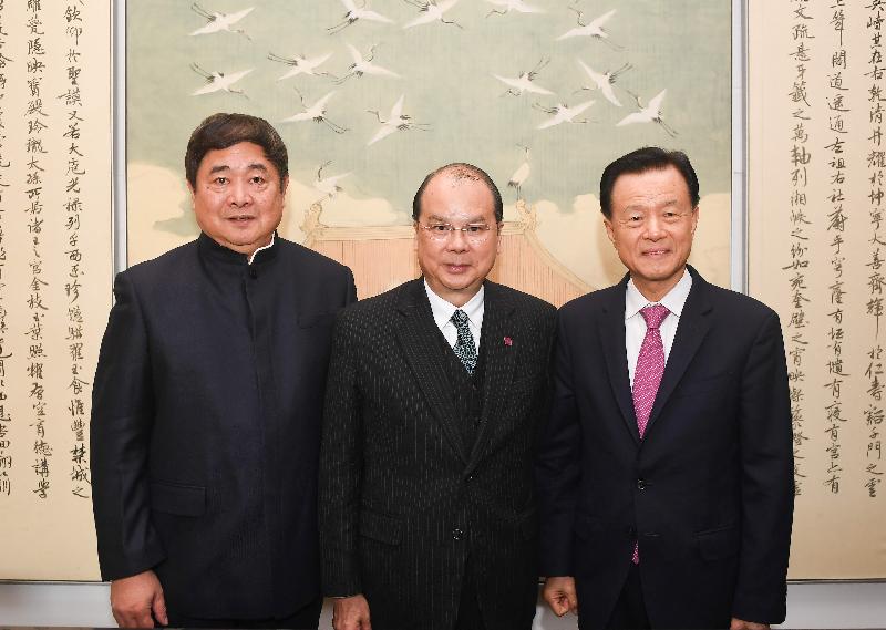 The Chief Secretary for Administration, Mr Matthew Cheung Kin-chung, today (November 30) at the invitation of the Palace Museum, paid a visit to see "Landscape Map of the Silk Road" from the Ming dynasty. The map was returned from overseas and donated by a Hong Kong businessman. Mr Cheung (centre) is pictured with the Director of the Palace Museum, Dr Shan Jixiang (left), and the donor, the Chairman of Shimao Group, Mr Hui Wing-mao (right).