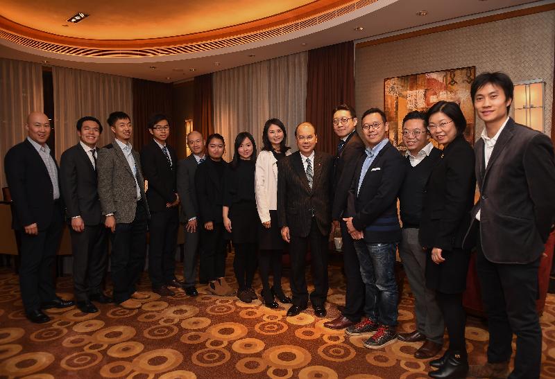 The Chief Secretary for Administration, Mr Matthew Cheung Kin-chung (sixth right), today (November 30) meets with representatives of Hong Kong organisations and students living in Beijing.