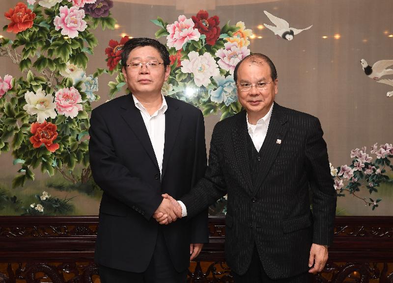 政務司司長張建宗（右）今日（十二月一日）在北京與國家發展和改革委員會地區經濟司司長郭蘭峰會面。