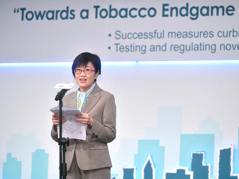 衞生署署長陳漢儀醫生今日（十二月一日）在「全力邁向無煙香港」會議的開幕典禮上致辭。