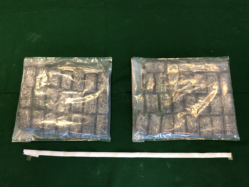 香港海關昨日（十一月三十日）在香港國際機場檢獲約六點六公斤懷疑大麻樹脂，估計市值約五十六萬元。 