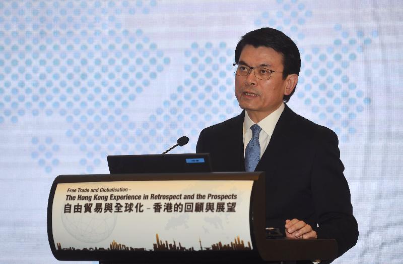 商務及經濟發展局局長邱騰華今日（十二月一日）在工業貿易署舉辦的「自由貿易與全球化－香港的回顧與展望」研討會上致辭。