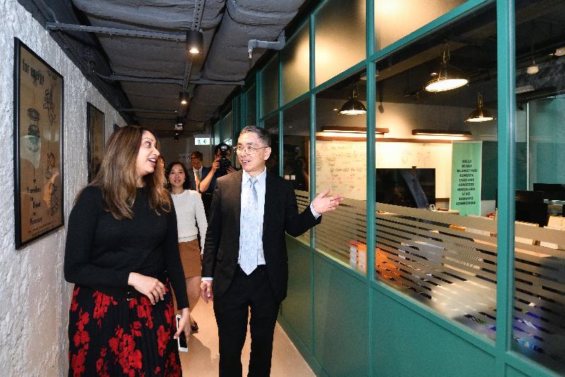 財經事務及庫務局局長劉怡翔（右一）今日（十二月一日）參觀太古坊的共用工作空間blueprint，了解共用工作空間的配套設施。