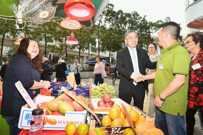 The Secretary for Financial Services and the Treasury, Mr James Lau (centre), chats with stall hawkers in Kam Wa Street in Shau Kei Wan during his visit to Eastern District today (December 1).
 

