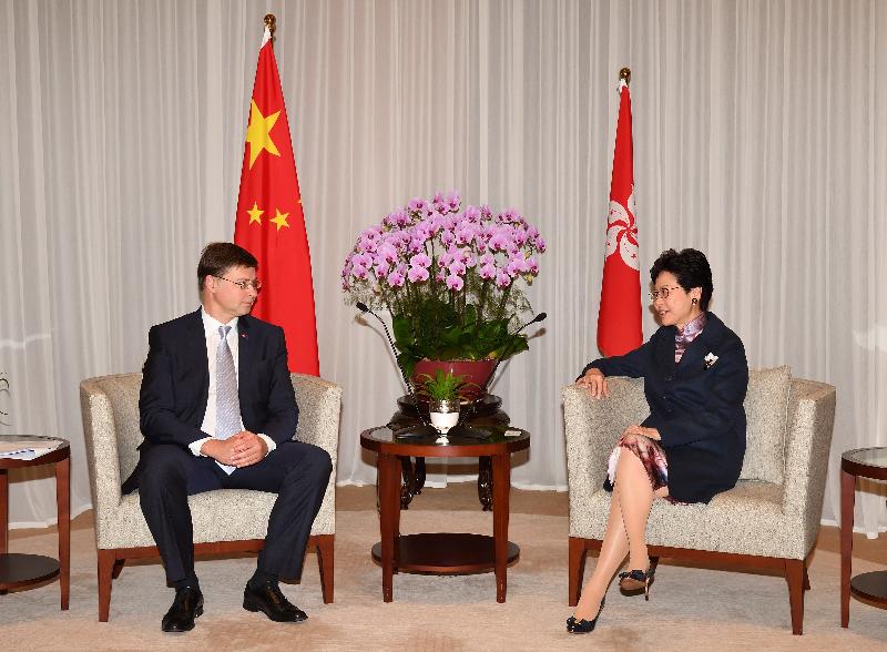 The Chief Executive, Mrs Carrie Lam (right), meets the visiting Vice-President of the European Commission for the Euro and Social Dialogue, also in charge of Financial Stability, Financial Services and Capital Markets Union, Mr Valdis Dombrovskis, at the Chief Executive's Office this afternoon (December 1).