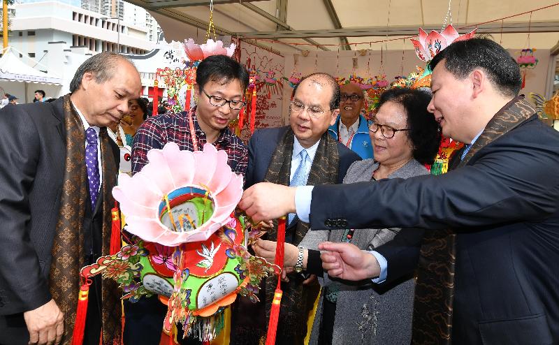 政务司司长张建宗（中）今日（十二月二日）主持「第二届香港‧佛山节」开幕礼后参观展览。
