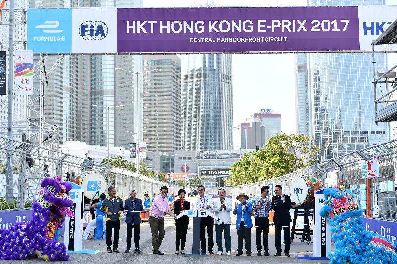 The Chief Executive, Mrs Carrie Lam, attended the 2017 FIA Formula E Hong Kong E-Prix opening ceremony in Central today (December 2). Photo shows Mrs Lam (fourth left); the Secretary for Commerce and Economic Development, Mr Edward Yau (third left); the Chairman of the Hong Kong Tourism Board, Dr Peter Lam (sixth left); Honorary Life President of the Hong Kong Automobile Association Mr Lawrence Yu (seventh left); the Chief Executive Officer of FIA Formula E Championship, Mr Alejandro Agag (fifth left); and other guests officiating at the ceremony.