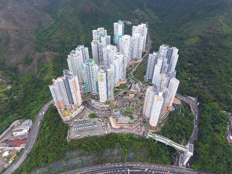 The site of Shui Chuen O Estate in Sha Tin is dominated by slopes and its 18 building blocks are built on platforms at different levels.