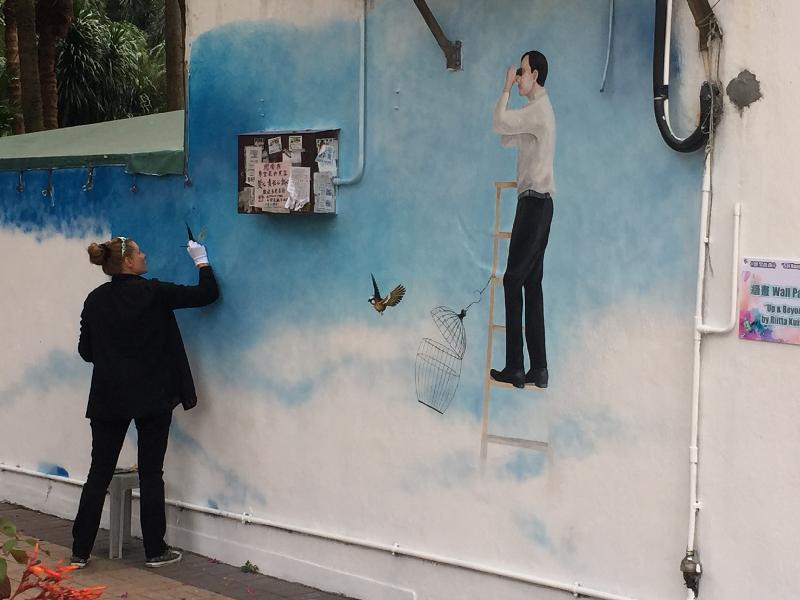 街頭藝墟「藝聚西貢」於十二月九日及十日（星期六及日）下午十二時三十分至六時在西貢市中心舉行。圖示於去年藝墟的牆壁繪畫示範。