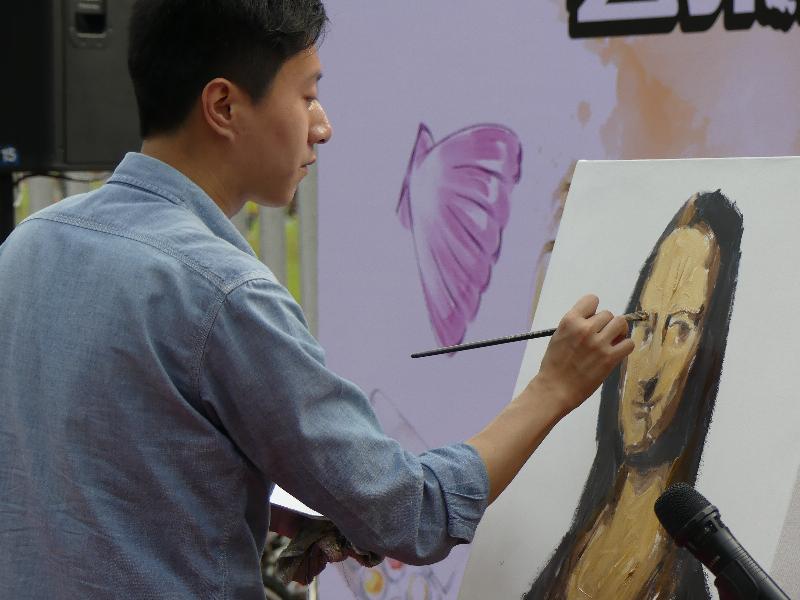 街头艺墟「艺聚西贡」于十二月九日及十日（星期六及日），下午十二时三十分至六时在西贡市中心举行。图示于去年艺墟的快速绘画示范。
