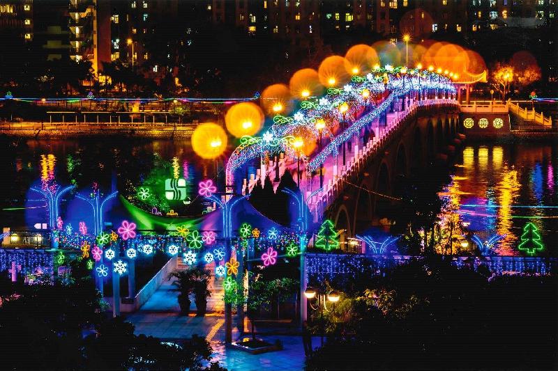 「庆祝香港特别行政区成立二十周年——沙田节日灯饰亮灯晚会」十二月九日（星期六）在沙田公园结客场举行。图示去年晚会的部分灯饰。

