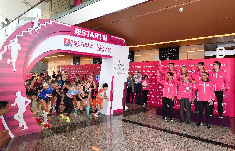 The Chief Secretary for Administration, Mr Matthew Cheung Kin-chung, attended the launch ceremony of the SHKP Vertical Run for Charity - Race to Hong Kong ICC at the International Commerce Centre today (December 3). Photo shows Mr Cheung (front row, centre) officiating at the starting ceremony with other guests.