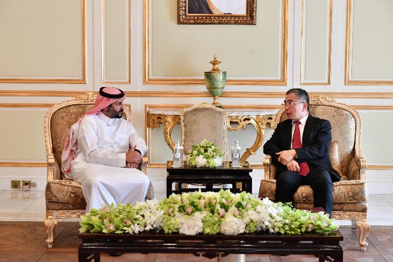 财经事务及库务局局长刘怡翔（右）今日（利雅德时间十二月三日）在沙特阿拉伯利雅德与沙特阿拉伯资本市场管理局主席 Mohammad El-Kuwaiz会面。