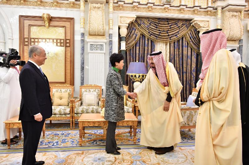 The Chief Executive, Mrs Carrie Lam (third right), today (December 3, Riyadh time) meets HM King Salman bin Abdulaziz Al Saud, King of Saudi Arabia (second right) in Riyadh, Saudi Arabia. The Chairman of the Hong Kong Exchanges and Clearing Limited, Mr Chow Chung-kong (fourth right) is also present.