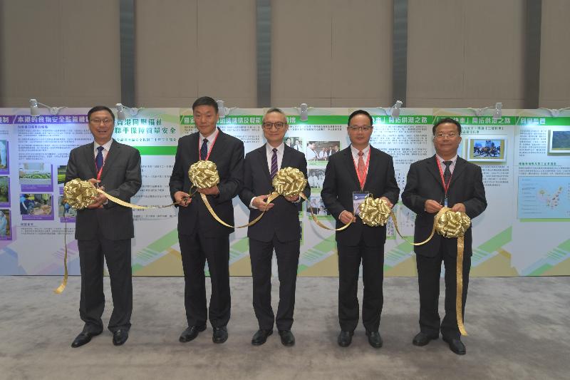 The Food and Health Bureau and the General Administration of Quality Supervision, Inspection and Quarantine (AQSIQ) of the Mainland jointly organised an exhibition to introduce the Hong Kong Special Administrative Region Government's measures on ensuring food safety, as well as the efforts of the Mainland as the main source of local live and fresh food, to ensure the quality and steady supply of food to Hong Kong. Photo shows the Acting Secretary for Food and Health, Dr Chui Tak-yi (centre); the Director General of the Bureau of Import and Export Food Safety of AQSIQ, Mr Bi Kexin (second left); the Director General of the Guangdong Entry-Exit Inspection and Quarantine Bureau, Mr Shi Zongwei (second right); the Deputy Director General of the Shenzhen Entry-Exit Inspection and Quarantine Bureau, Mr Xia Xinsheng (first left); and the Deputy Director General of the Zhuhai Entry-Exit Inspection and Quarantine Bureau, Mr Pan Zhaosi (first right), today (December 4) officiating at the opening ceremony of the exhibition.