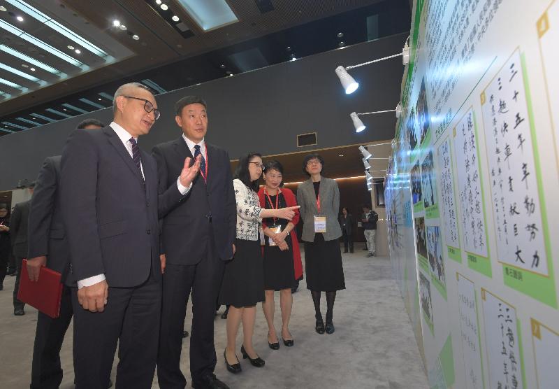 The Acting Secretary for Food and Health, Dr Chui Tak-yi (first left); the Director General of the Bureau of Import and Export Food Safety of the General Administration of Quality Supervision, Inspection and Quarantine, Mr Bi Kexin (second left); the Permanent Secretary for Food and Health (Food), Mrs Cherry Tse (second right); the Director of Food and Environmental Hygiene, Ms Vivian Lau (first right); and the Acting Director of Health, Dr Cindy Lai (third right), today (December 4) toured the exhibition on food safety measures in Hong Kong and the efforts of the Mainland to ensure the quality and steady supply of food to Hong Kong. 