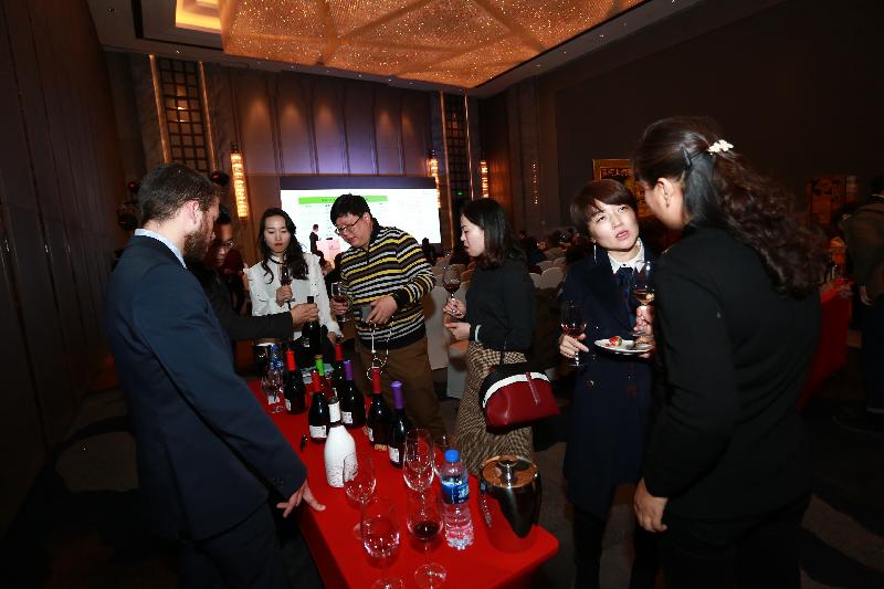 The Henan Liaison Unit of the Hong Kong Economic and Trade Office in Wuhan of the Government of the Hong Kong Special Administrative Region held the Exchange Meeting for Wine Merchants in Hong Kong and Henan today (December 4) in Zhengzhou. Photo shows merchants participating at the meeting.