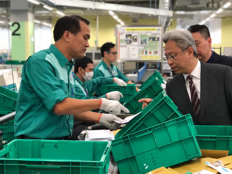 公务员事务局局长罗智光（右）今日（十二月五日）到访香港邮政，了解部门的工作。