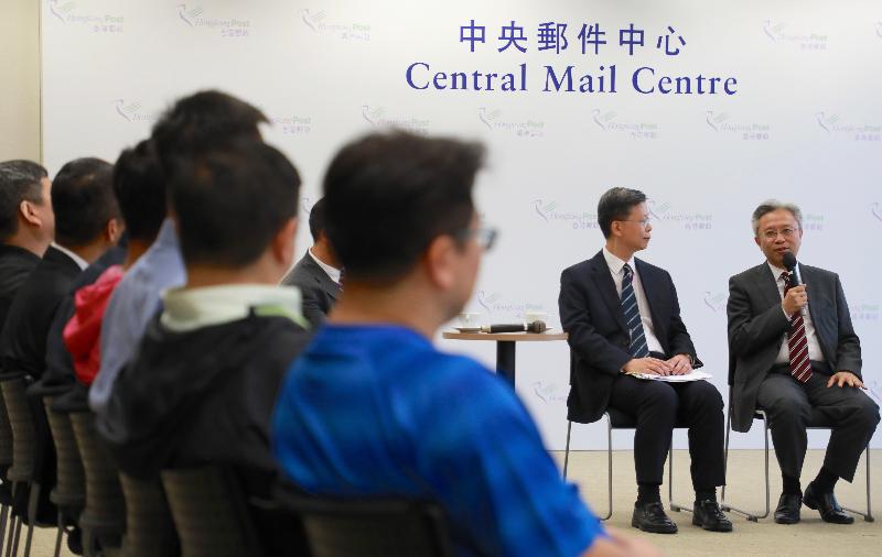 公務員事務局局長羅智光（右一）今日（十二月五日）到訪香港郵政，與部門各職系的員工代表茶敍，就他們關注的事宜交換意見。