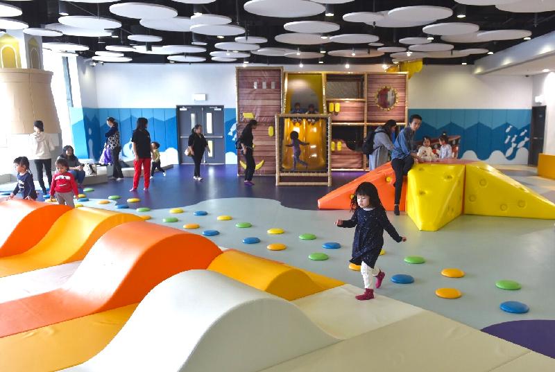Tsing Yi Southwest Leisure Building was officially opened today (December 5). It provides an ocean-themed children's play room which is the biggest public play room in Hong Kong.