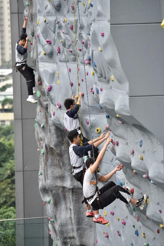 Tsing Yi Southwest Leisure Building was officially opened today (December 5). It features the first outdoor climbing wall in Kwai Tsing District.