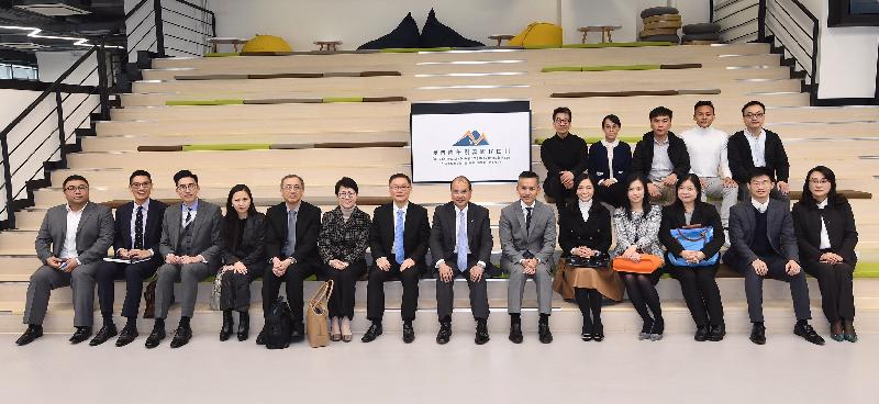 The Chief Secretary for Administration, Mr Matthew Cheung Kin-chung (seventh right), today (December 5) visited the Macao Young Entrepreneur Incubation Centre to learn about how the Centre provides facilities and support services to assist young people in setting up businesses. Mr Cheung is pictured at the end of the visit with the Director of Economic Services of the Government of the Macao Special Administrative Region, Mr Tai Kin-ip (sixth right); the Director of Administration, Ms Kitty Choi (sixth left); the Law Officer (International Law) of the Department of Justice, Mr Paul Tsang (fifth left); the Deputy Director of Administration, Ms Jennifer Chan (fourth left); the Chief Executive Officer of the Macao Young Entrepreneur Incubation Centre, Mr José Choi (seventh left); other officials; and guests.
