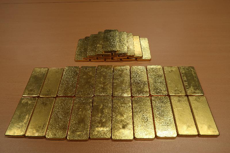 Hong Kong Customs yesterday (December 6) seized 35 pieces of suspected smuggled gold weighing about 35 kilograms in total with an estimated market value of about $11 million from an incoming private car at Shenzhen Bay Control Point.