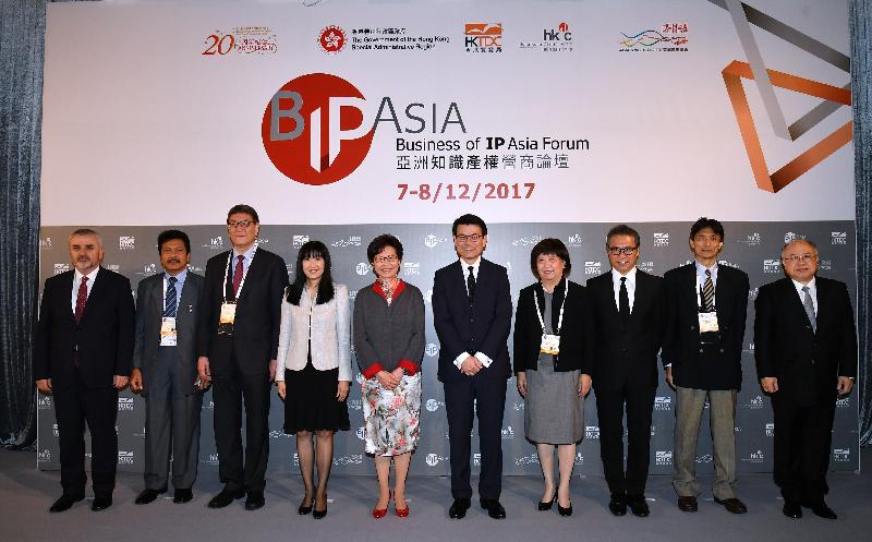 The Chief Executive, Mrs Carrie Lam, attended the Business of IP Asia Forum this morning (December 7). Mrs Lam (fifth left) is pictured with Deputy Director General of the World Intellectual Property Organization Ms Wang Binying (fourth right); Deputy Commissioner of the State Intellectual Property Office Mr He Hua (third left); the Executive Director of the Hong Kong Trade Development Council, Ms Margaret Fong (fourth left); the Chairman of the Hong Kong Design Centre, Professor Eric Yim (third right); the Secretary for Commerce and Economic Development, Mr Edward Yau (fifth right); and other guests.