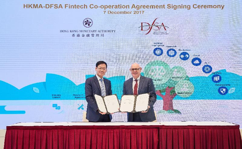 香港金融管理局助理總裁（金融基建）李樹培（左）和迪拜金融服務管理局總裁莊思滔（右）今日（十二月七日）簽署《合作協議》，加強雙方在金融科技上的合作，以促進兩地金融創新。