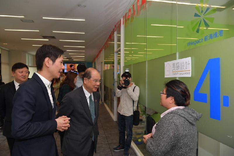 政務司司長張建宗（左三）今日（十二月七日）在深圳參觀前海深港青年夢工場。