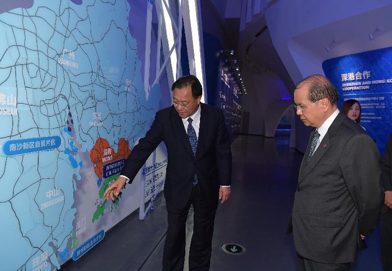 The Chief Secretary for Administration, Mr Matthew Cheung Kin-chung, visited Qianhai in Shenzhen today (December 7). Photo shows Mr Cheung (right) being briefed by the Director General of the Qianhai Authority, Mr Du Peng (left), on Qianhai’s development during his visit to the Qianhai Exhibition Hall.