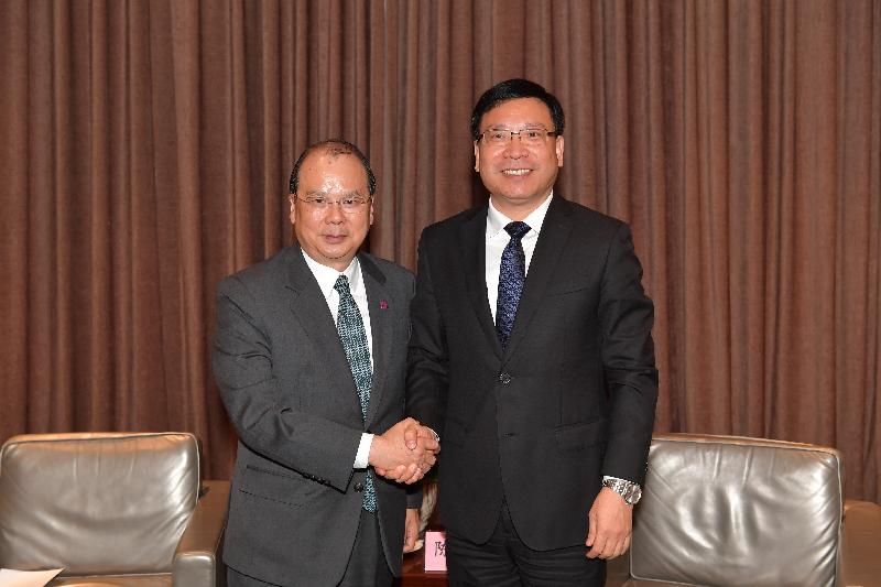 The Chief Secretary for Administration, Mr Matthew Cheung Kin-chung (left), meets with the Mayor of the Shenzhen Municipal Government, Mr Chen Rugui, in Shenzhen today (December 7).