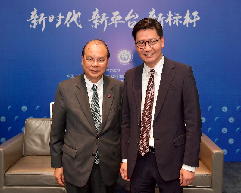The Chief Secretary for Administration, Mr Matthew Cheung Kin-chung, today (December 7) in Shenzhen witnessed the opening of two joint venture securities companies set up by banks from Hong Kong. Mr Cheung (left) is pictured with the Deputy Chief Executive of the Bank of East Asia, Limited, Mr Brian Li.