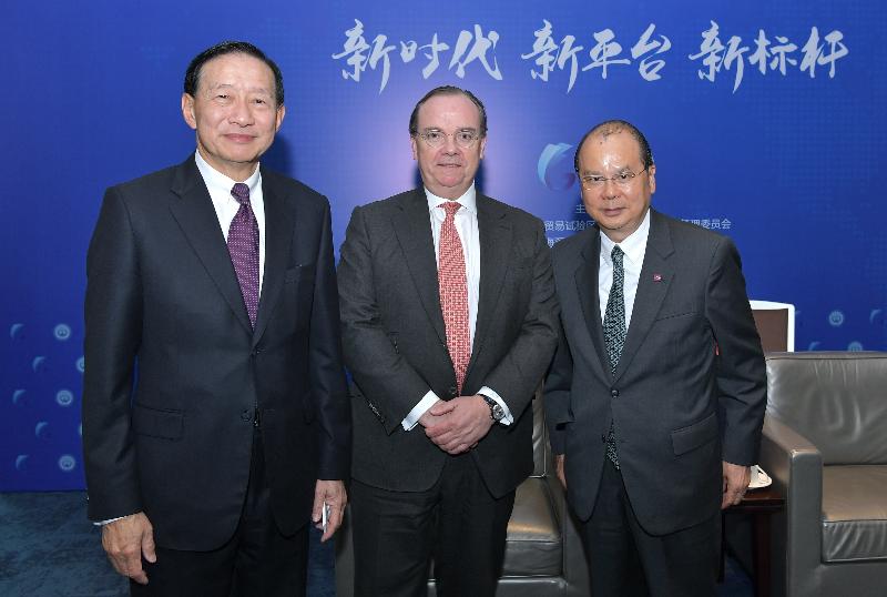 The Chief Secretary for Administration, Mr Matthew Cheung Kin-chung, today (December 7) in Shenzhen witnessed the opening of two joint venture securities companies set up by banks from Hong Kong. Mr Cheung (right) is pictured with HSBC Group Chief Executive, Mr Stuart Gulliver (centre), and the Deputy Chairman and Chief Executive of HSBC, Mr Peter Wong (left).