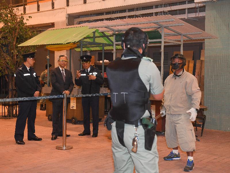 The Secretary for the Civil Service, Mr Joshua Law, today (December 8) visited the Hong Kong Police College. Photo shows Mr Law (second left) watching a demonstration of the Police's handling of an emergency incident at the Tactical Training Complex.