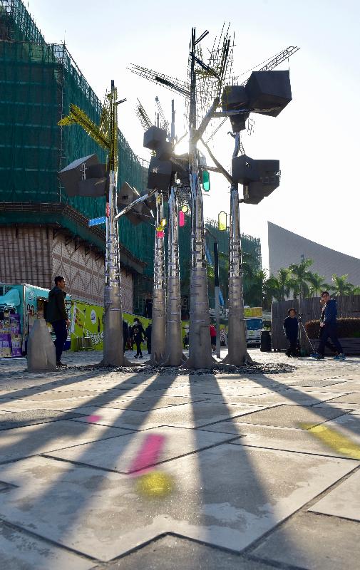 「城长．成长」户外装置展览今日（十二月八日）在尖沙咀梳士巴利花园艺术广场揭幕。图示艺术家冯力仁作品《万家灯火》。 