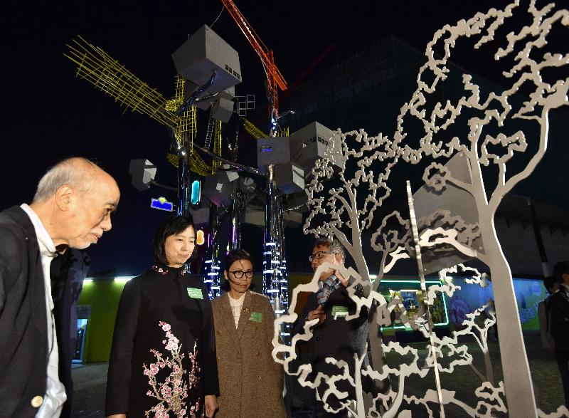 The outdoor artwork exhibition "Growing City．Growing Home" opened today (December 8) in the Art Square at Salisbury Garden in Tsim Sha Tsui. Photo shows officiating guests touring the exhibition (from left): the Chairman of the Art Sub-committee of the Museum Advisory Committee, Mr Vincent Lo; the Director of Leisure and Cultural Services, Ms Michelle Li; the Museum Director of the Hong Kong Museum of Art, Miss Eve Tam; and participating artist Kevin Fung.