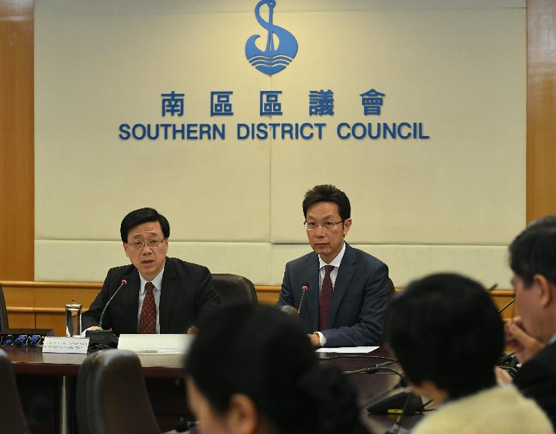 保安局局長李家超（左）今日（十二月八日）下午到訪南區時與南區區議員會面，其左為南區區議會主席朱慶虹。