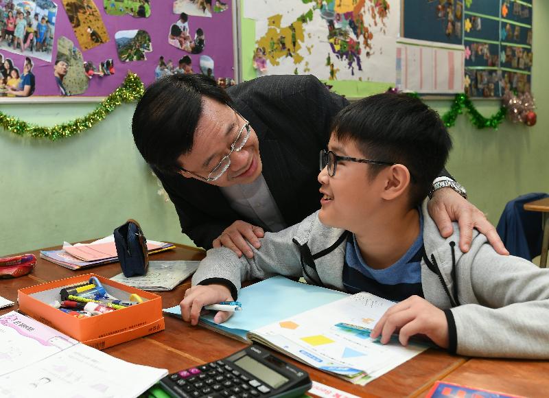 保安局局长李家超（左）今日（十二月八日）下午到访南区时探访明爱香港仔社区中心，并参观功课辅导班。