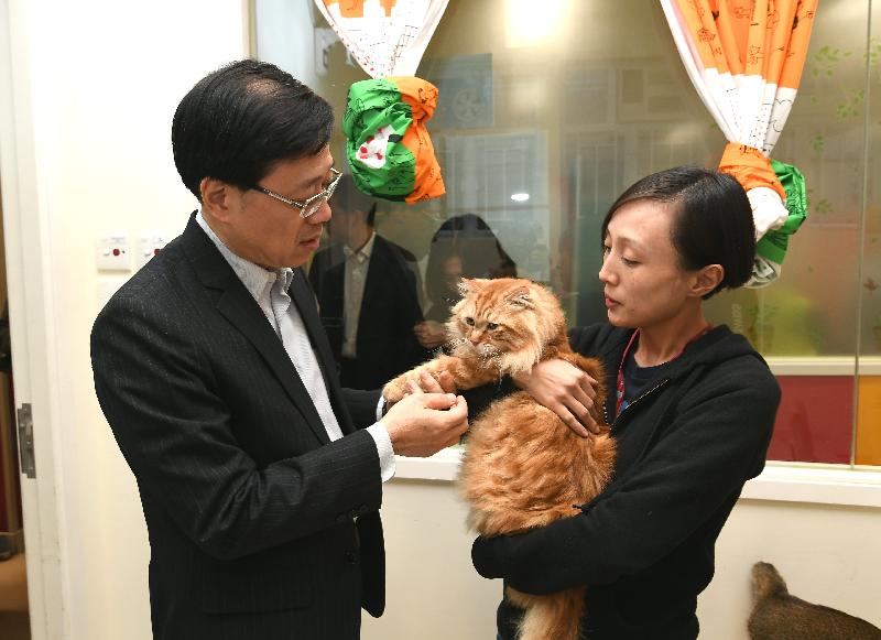保安局局長李家超（左）今日（十二月八日）下午到訪南區，並參觀明愛香港仔社區中心的「貓空計劃」治療室。

