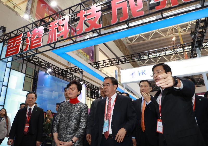 行政长官林郑月娥（左二）今日（十二月八日）在东莞参观2017中国（东莞）国际科技合作周科研机构创新成果交易会展览。