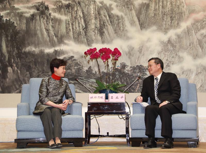 The Chief Executive, Mrs Carrie Lam (left), meets the Secretary of the CPC Dongguan Municipal Committee, Mr Lu Yesheng (right), in Dongguan today (December 8).
